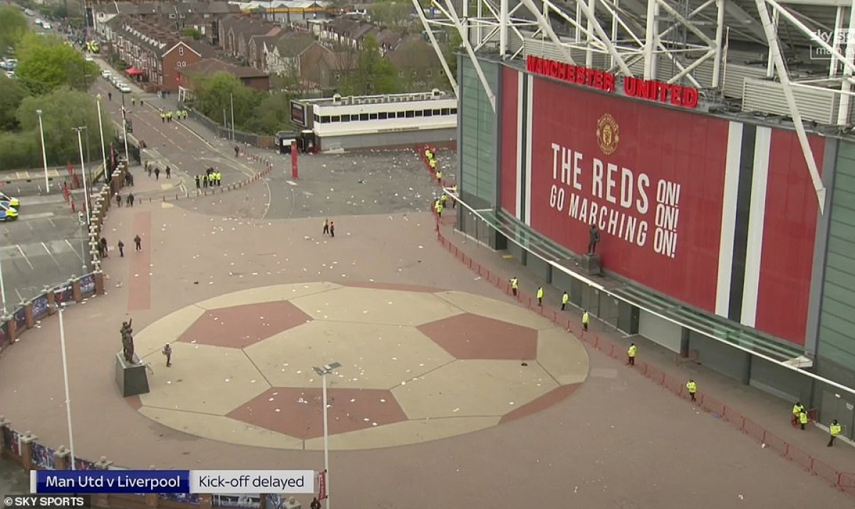 Cảnh sát mất khoảng 1 tiếng để giải tán đám đông và ban quản lý sân Old Trafford kiểm tra mặt cỏ, phun thuốc khử trùng phòng chống dịch Covid-19.