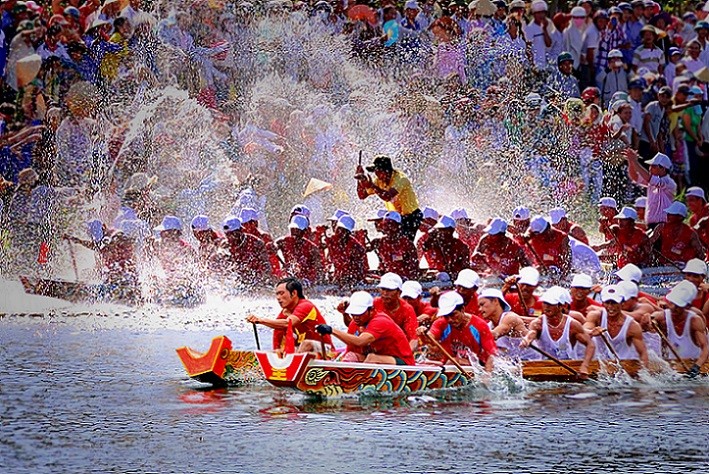 Quảng Bình đẩy mạnh xúc tiến du lịch đến thị trường ASEAN. Lễ hội Đua thuyền truyền thống trên sông Kiến Giang (Tác giả Hoàng An)