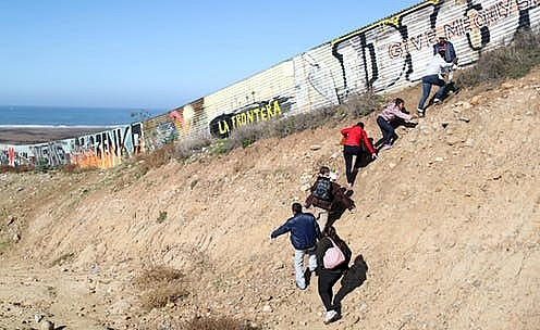 tong thong trump duoc cap phep xay tuong bien gioi voi mexico bang ngan sach quoc phong