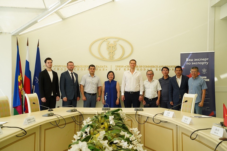  Hội nghị bàn tròn giữa các doanh nghiệp Việt Nam và tỉnh Krasnodar. Ảnh: Duy Trinh - P/v TTXVN tại Nga   Đại diện Việt Nam và tỉnh Krasnodar, LB Nga chụp ảnh lưu niệm