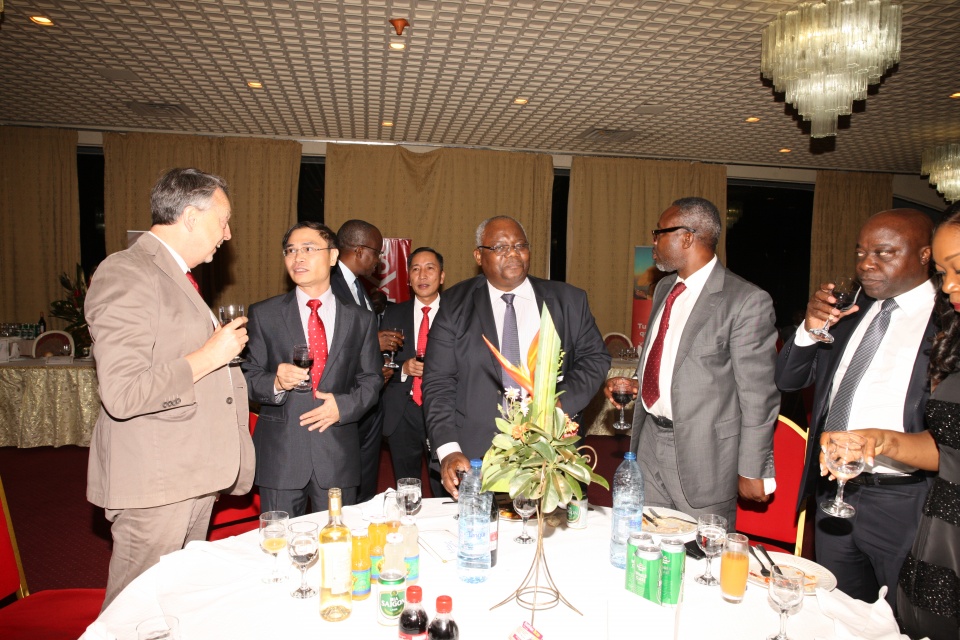 thuc day thuc chat hon quan he viet nam cameroon