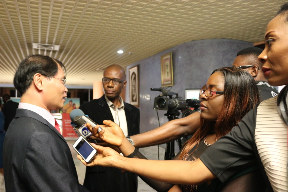 thuc day thuc chat hon quan he viet nam cameroon