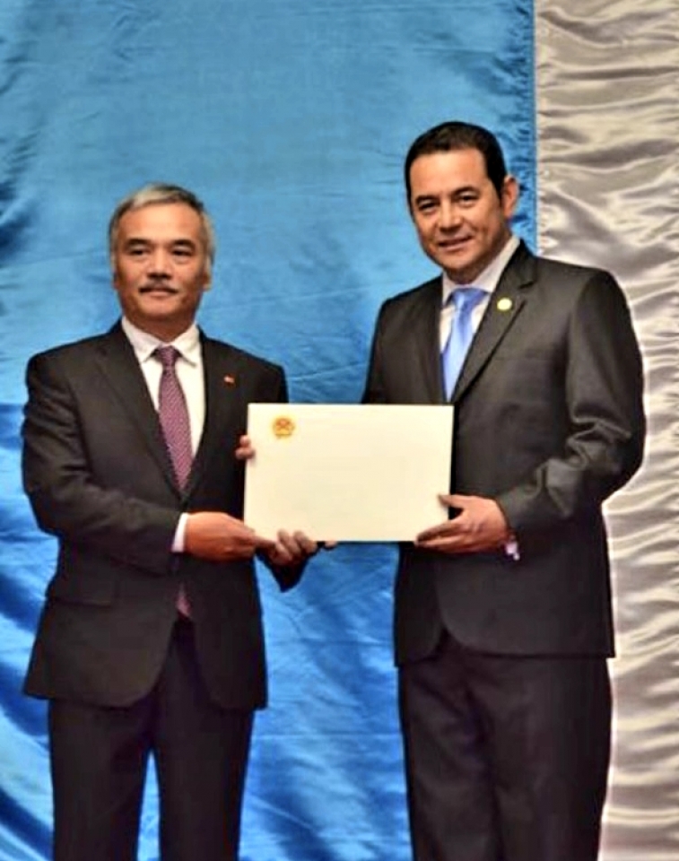 dai su nguyen hoai duong trinh quoc thu len tong thong ch guatemala