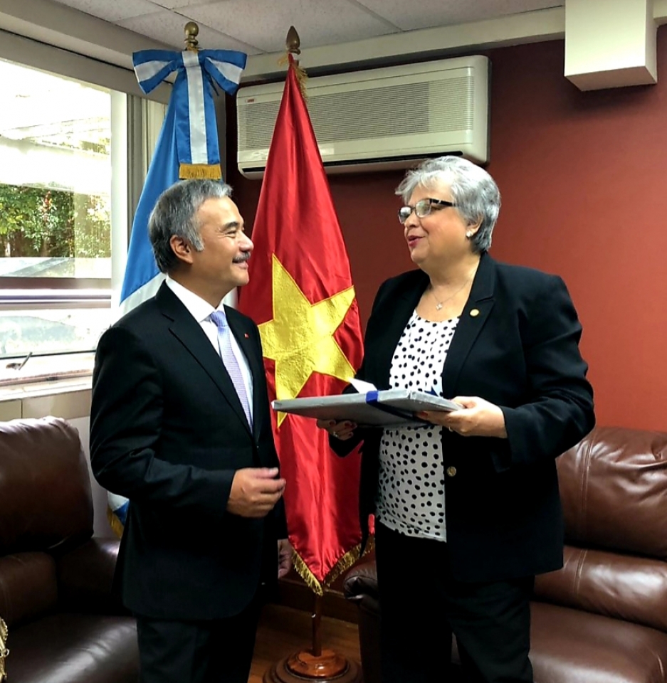 dai su nguyen hoai duong trinh quoc thu len tong thong ch guatemala