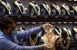 Giá vàng hôm nay 2/9: Trong nước tăng vọt hướng mốc 58 triệu, thế giới áp sát 2.000 USD, chuẩn bị vào kỳ tăng giá mới?