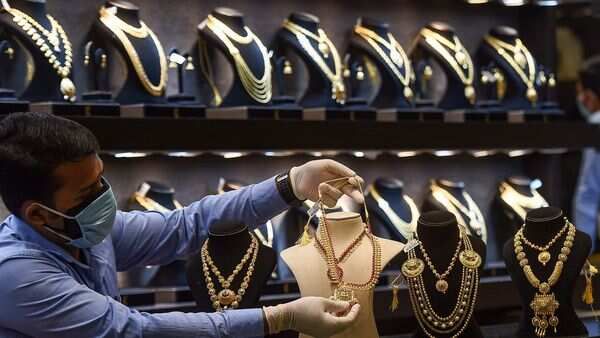 Giá vàng hôm nay 2/9: Trong nước tăng vọt hướng mốc 58 triệu, thế giới áp sát 2.000 USD, chuẩn bị vào kỳ tăng giá mới? gia-vang-hom-nay-29-trong-nuoc-tang-vot-huong-moc-58-trieu-the-gioi-ap-sat-2000-usd-chuan-bi-vao-ky-tang-gia-moi