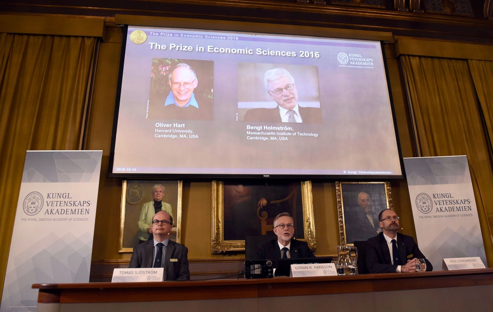 Giải Nobel Kinh tế 2016 thuộc về nghiên cứu lý thuyết hợp đồng giai nobel kinh te 2016 thuoc ve nghien cuu ly thuyet hop dong