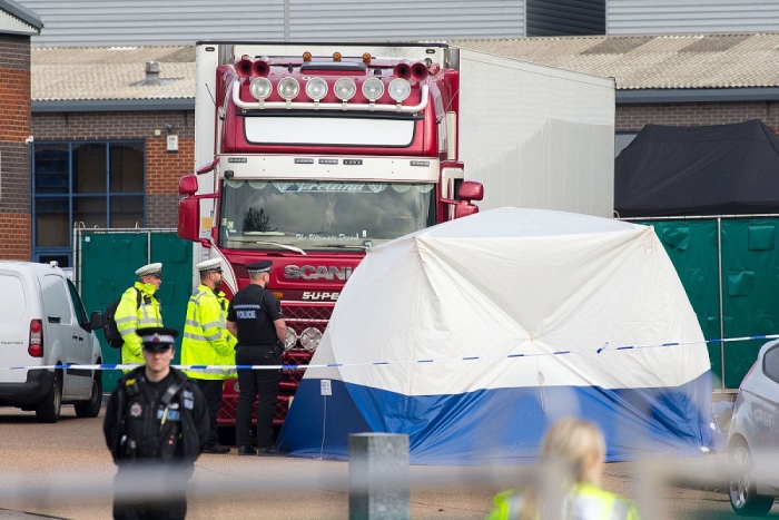 lo hong khien thung hang cho 39 nguoi tai anh de dang lot qua cac cang