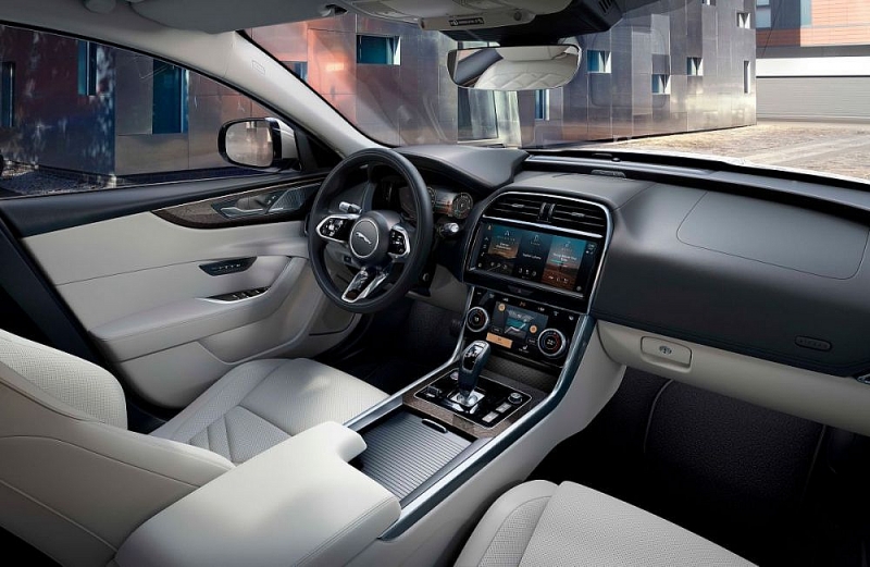 Jaguar XE 2021 phiên bản nâng cấp động cơ và trang bị có gì mới?