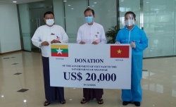 Đại sứ Lý Quốc Tuấn trao hàng vật tư y tế của Chính phủ Việt Nam hỗ trợ Myanmar