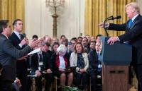 tong thong donald trump lai bi kien