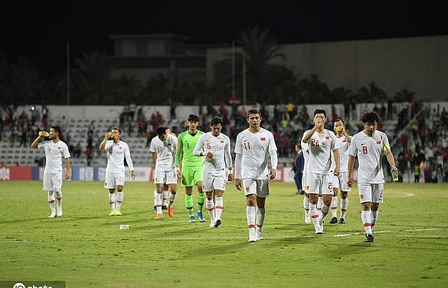 bao trung quoc noi may man khi doi nha khong gap doi tuyen viet nam