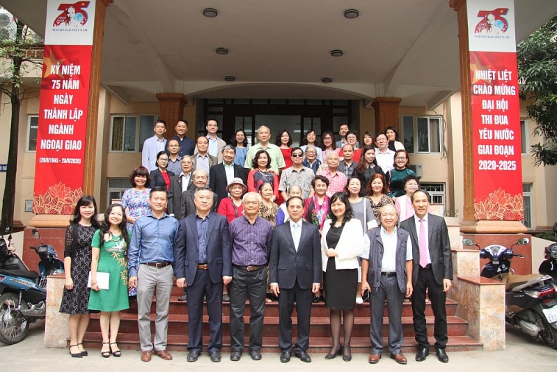 Thứ trưởng thường trực Bùi Thanh Sơn chúc mừng các thầy, cô giáo của Học viện Ngoại giao