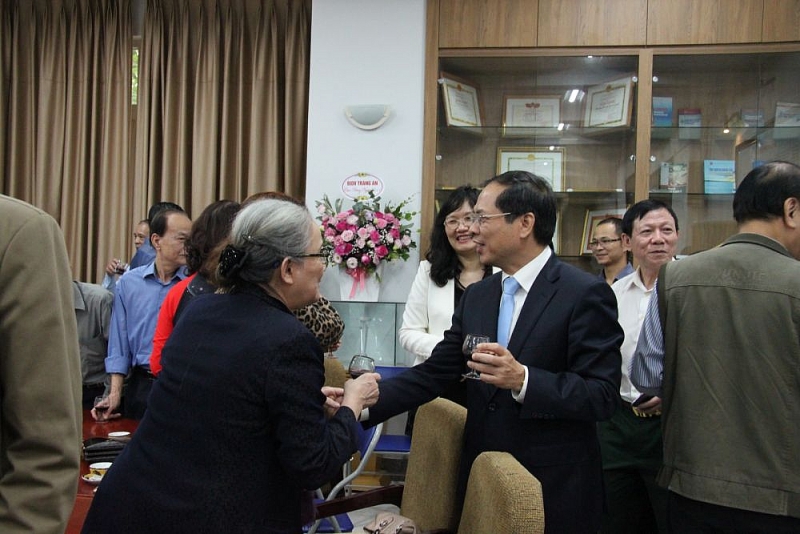 Thứ trưởng thường trực Bùi Thanh Sơn chúc mừng các thầy, cô giáo của Học viện Ngoại giao