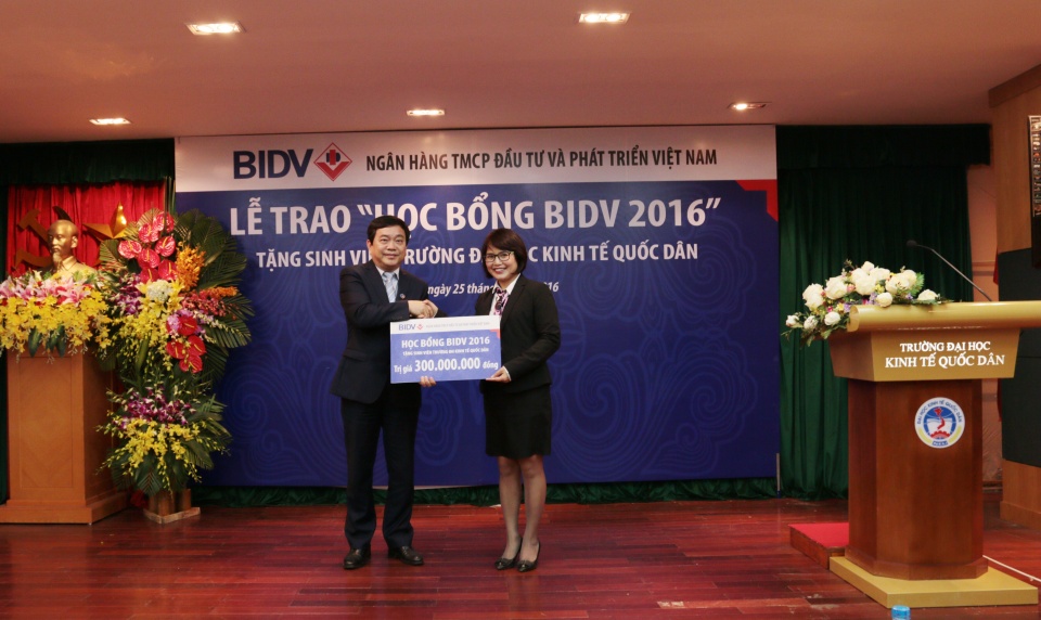 bidv tang 100 suat hoc bong cho sinh vien dh kinh te quoc dan