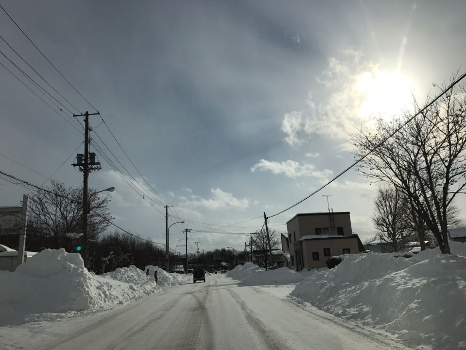 Tuyết rơi kỷ lục 50 năm, hàng nghìn người mắc kẹt tại sân bay Nhật