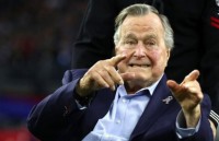 khoanh khac gay chu y cua cuu tong thong bush con trong tang le cha