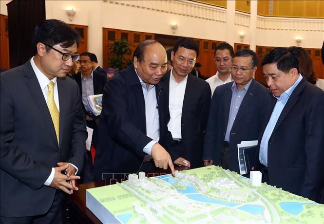 Thủ tướng Nguyễn Xuân Phúc và các đại biểu xem mô hình Trung tâm đổi mới sáng tạo quốc gia. (Nguồn: TTXVN)