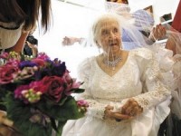 lai them mot cu ong bi than chet bo quen