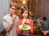 thuc khach hao phong tang gan 47 trieu dong tien boa cho nu nhan vien phuc vu