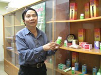 mac benh hiem chang trai 25 tuoi song trong hinh hai cau be tuoi 12