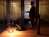 an do 12 nguoi bi bat vi khong chiu dung khi nghe quoc ca