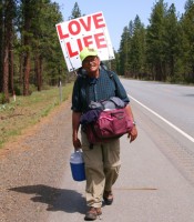 lai them mot cu ong bi than chet bo quen