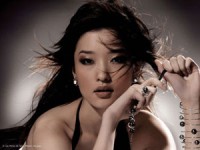 nguoi mau bi tat axit tu tin tren san catwalk new york