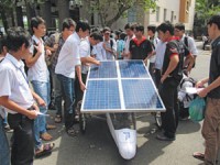 nguoi trung quoc ngay cang chuong oto chay dien