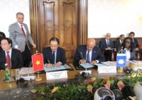 ruc ro sac mau ngay van hoa viet nam tai ao