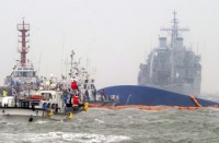 han quoc pha sewol duoc dua len tau cho ve cang