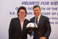 gan 1000 hoc sinh va lai xe tai giao luu tim hieu ve an toan giao thong