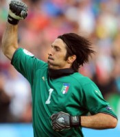 buffon chinh thuc chia tay juventus va xin loi trong tai oliver