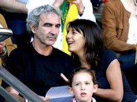 HLV tuyển Pháp cầu hôn bạn gái sau thảm bại