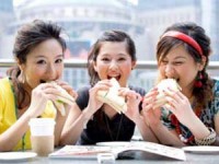 ba doi tuong khong nen uong nuoc dau xanh de giai nhiet trong mua he