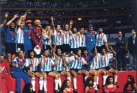 nguoi ham mo viet nam duoc tan mat ngam chiec cup giai ngoai hang anh