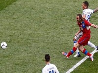 petr cech cui dau xin loi nguoi ham mo arsenal