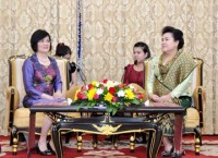 can bo nu ngoai giao ven tron hai vai