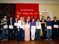 huong ung thang thanh nien nhom bac si tre nguoi viet kham tu thien cho cong nhan viet o nga