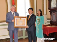 tang huan chuong huu nghi cho con gai mot cuu binh my tai viet nam