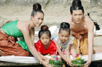 be gai 3 tuoi tro thanh nu than song o nepal