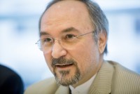 khung hoang tren hai mat tran