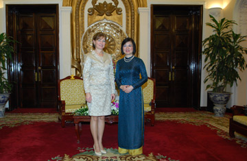 phu nhan tong thong hungary gap dai su nguyen nguyet nga phu nhan pho thu tuong bo truong ngoai giao pham binh minh