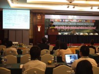 co gai dang thuong di ung voi moi thu