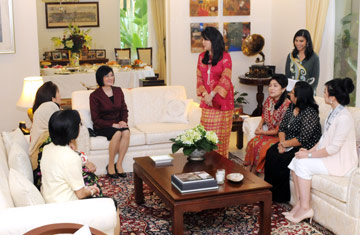 AWCH thúc đẩy vai trò của nhà ngoại giao nữ awch thuc day vai tro cua nha ngoai giao nu