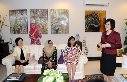 AWCH thúc đẩy vai trò của nhà ngoại giao nữ awch thuc day vai tro cua nha ngoai giao nu