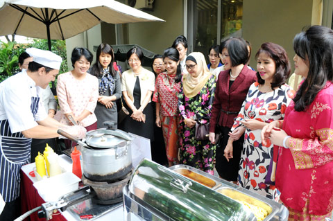 AWCH thúc đẩy vai trò của nhà ngoại giao nữ awch thuc day vai tro cua nha ngoai giao nu