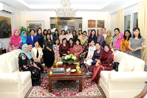 AWCH thúc đẩy vai trò của nhà ngoại giao nữ awch thuc day vai tro cua nha ngoai giao nu