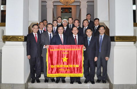 Trao Cờ Thi đua của Chính phủ cho Đại sứ quán Việt Nam tại Trung Quốc trao co thi dua cua chinh phu cho dai su quan viet nam tai trung quoc