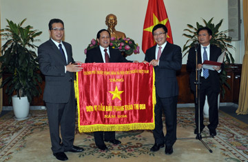 Trao Cờ Thi đua của Chính phủ cho Đại sứ quán Việt Nam tại Trung Quốc trao co thi dua cua chinh phu cho dai su quan viet nam tai trung quoc